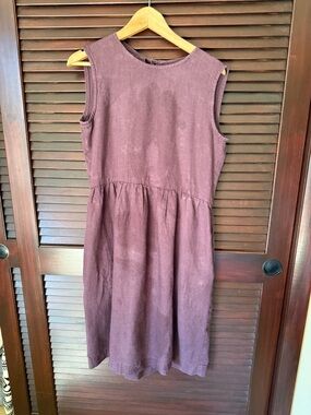 Sleeveless Vintage-Inspired Midi Dress in Plum